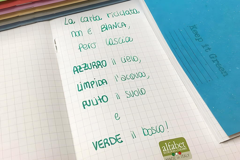 alfabet - la carta riciclata non &egrave; BIANCA, per&ograve; lascia AZZURRO il cielo, LIMPIDA l'acqua, PULITO il suolo e VERDE il bosco!